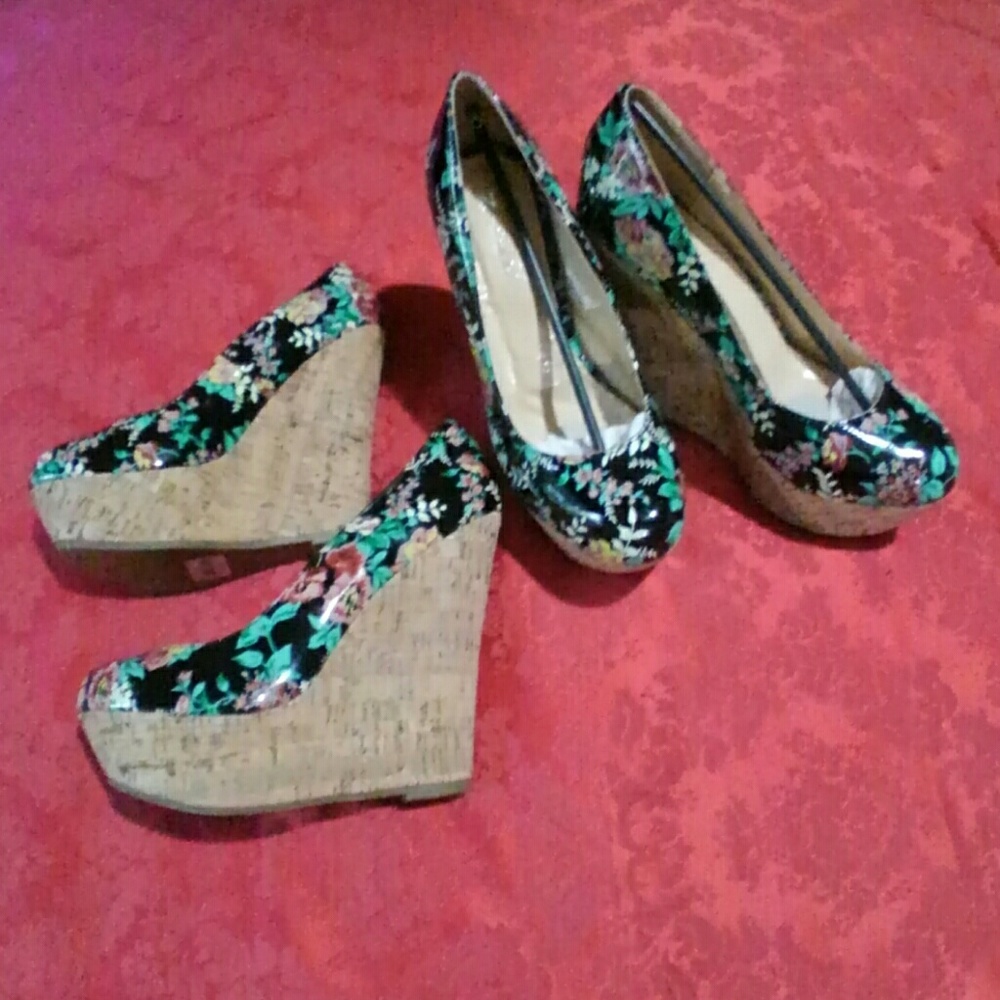 NWT Nicole Lee Floral on Black Cork Wedge